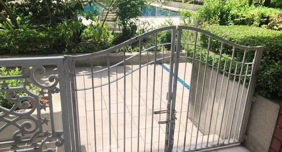 For rent 4 bedrooms townhouse in Watthana, Bangkok