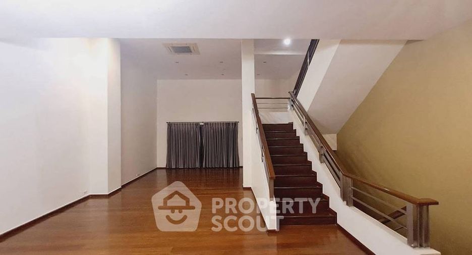 For rent 4 bedrooms townhouse in Watthana, Bangkok