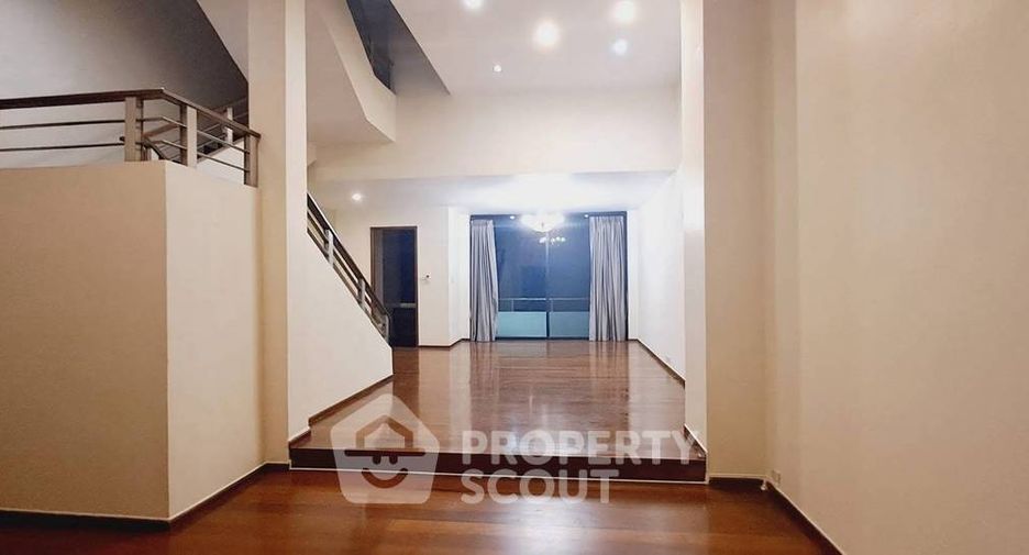 For rent 4 bedrooms townhouse in Watthana, Bangkok