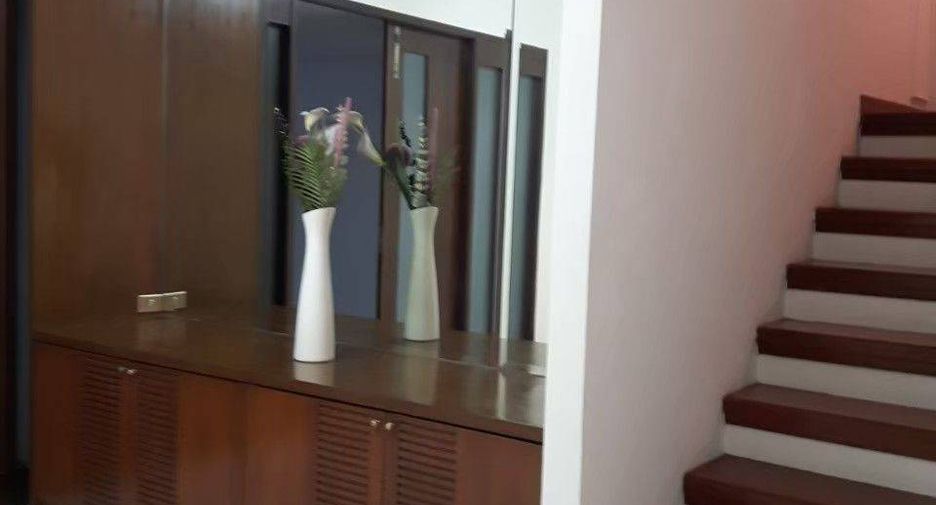 Casa adosada en venta de 4 habitaciones en Yan Nawa, Bangkok