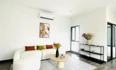 Casa adosada en alquiler de 3 habitaciones en Suan Luang, Bangkok