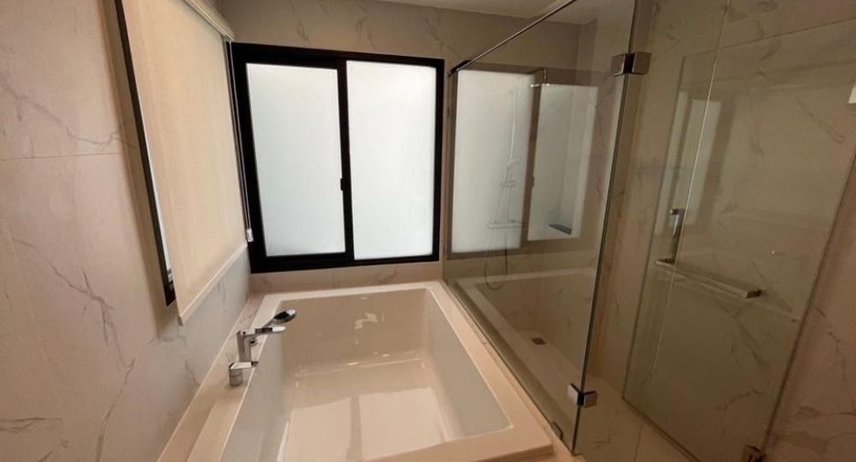For rent 3 bedrooms townhouse in Suan Luang, Bangkok