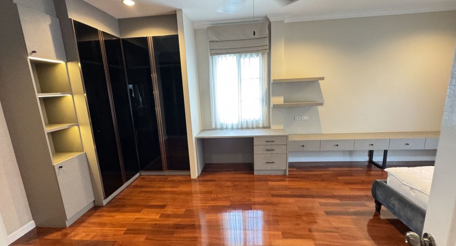 Casa en alquiler de 4 habitaciones en Bang Na, Bangkok