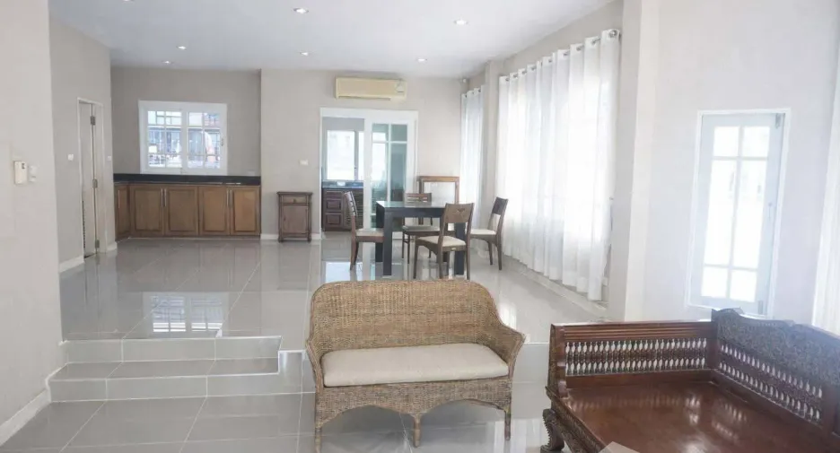 Haus zur Miete mit 4 Zimmer in Prawet, Bangkok