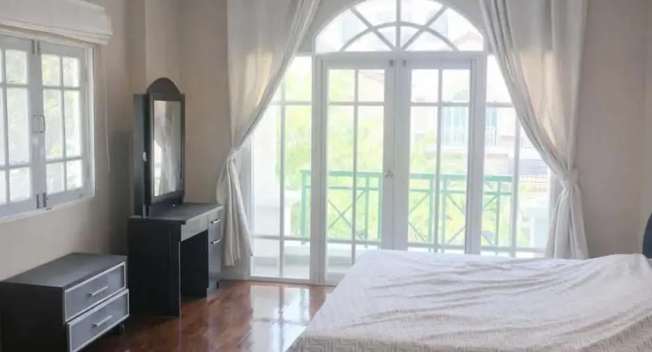 Haus zur Miete mit 4 Zimmer in Prawet, Bangkok