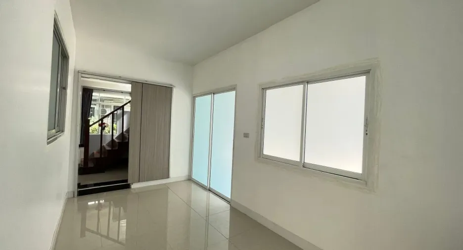 Haus zum Kauf und zur Miete mit 4 Zimmer in Prawet, Bangkok