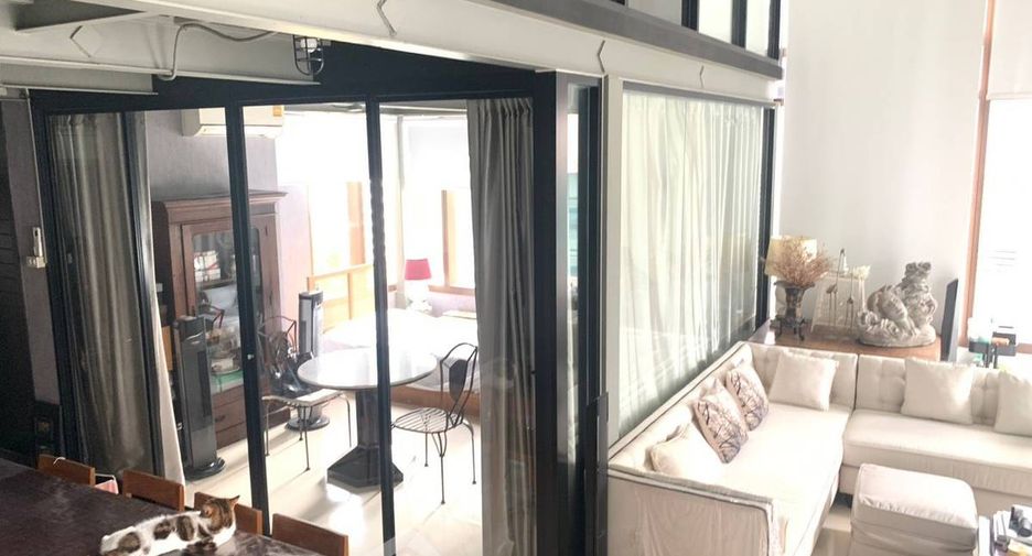 For sale 3 bedrooms condo in Khlong Toei, Bangkok