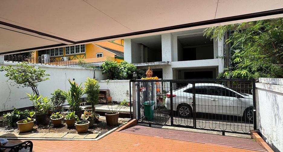 Casa en venta de 3 habitaciones en Khlong Toei, Bangkok