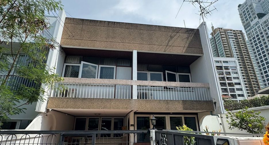 Casa en venta de 3 habitaciones en Khlong Toei, Bangkok