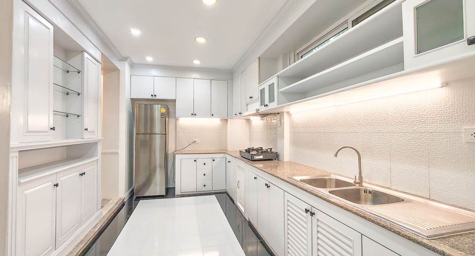 Casa adosada en venta y en alquiler de 7 habitaciones en Yan Nawa, Bangkok