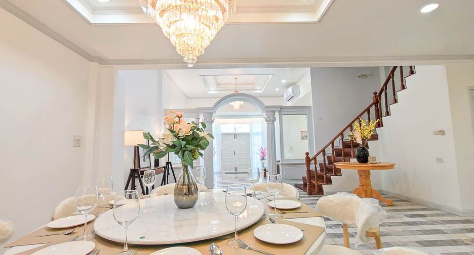 Casa adosada en venta y en alquiler de 7 habitaciones en Yan Nawa, Bangkok