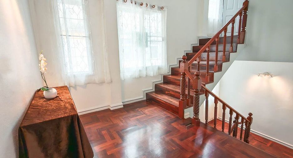 Casa adosada en venta y en alquiler de 7 habitaciones en Yan Nawa, Bangkok