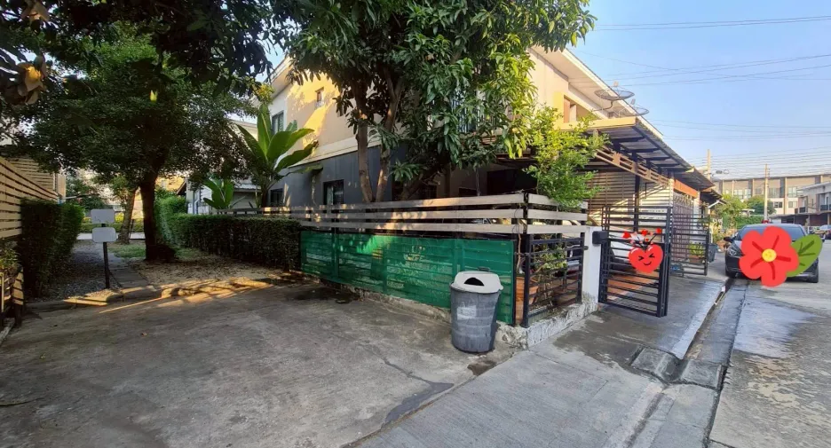 Casa adosada en venta de 3 habitaciones en Thung Khru, Bangkok