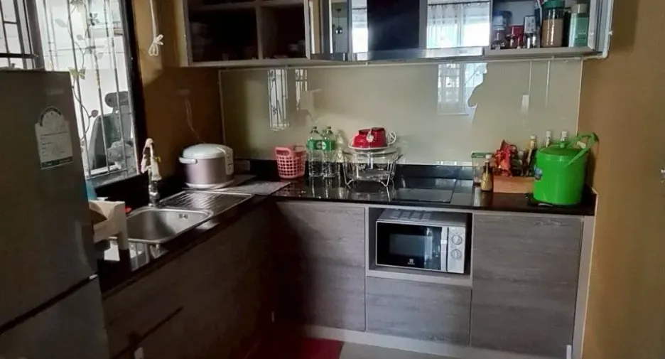Casa adosada en venta de 3 habitaciones en Thung Khru, Bangkok