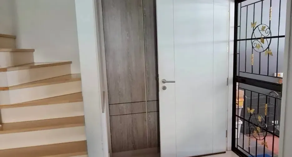 Casa adosada en venta de 3 habitaciones en Thung Khru, Bangkok