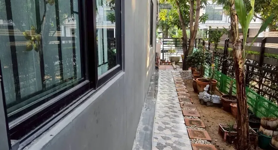 Casa adosada en venta de 3 habitaciones en Thung Khru, Bangkok