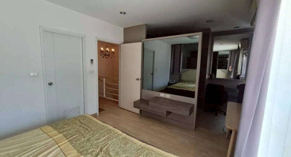 Casa adosada en venta de 3 habitaciones en Thung Khru, Bangkok