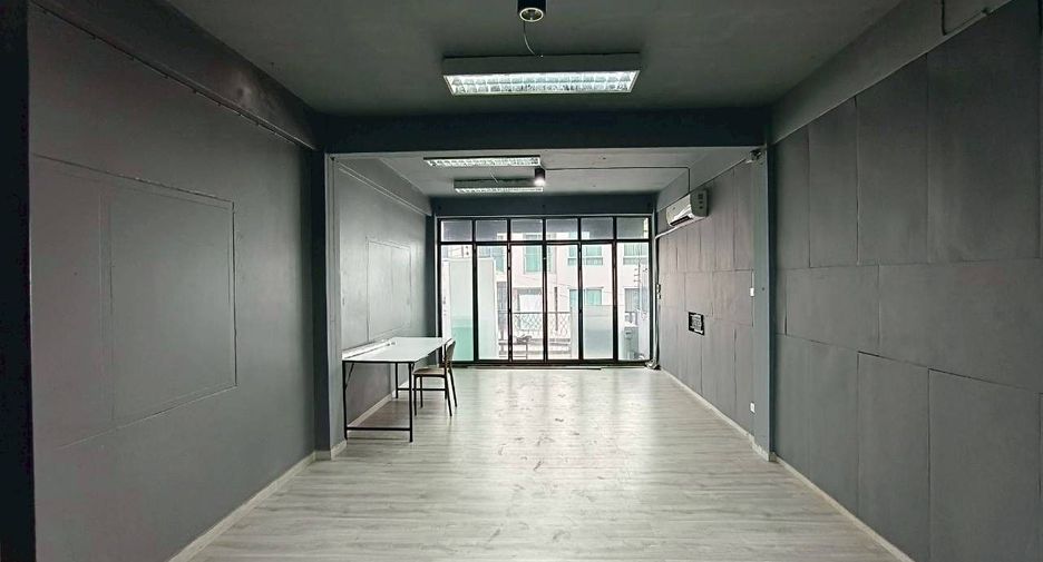 ให้เช่า 5 ห้องนอน ทาวน์เฮ้าส์ ใน บางรัก, กรุงเทพฯ
