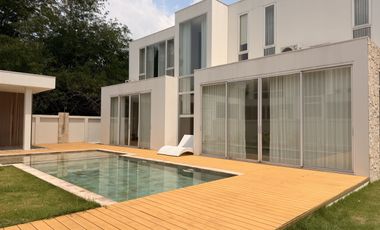 Villa en venta y en alquiler de 4 habitaciones en East Pattaya, Pattaya
