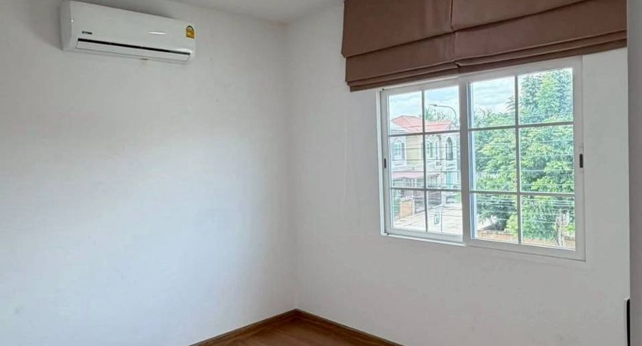 Casa adosada en venta de 4 habitaciones en Bang Khae, Bangkok