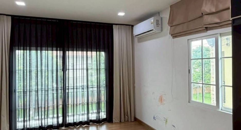 Casa adosada en venta de 4 habitaciones en Bang Khae, Bangkok