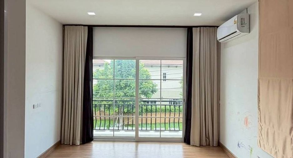 Casa adosada en venta de 4 habitaciones en Bang Khae, Bangkok