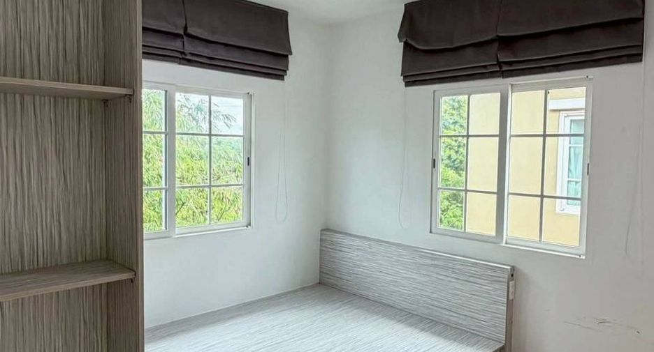 Casa adosada en venta de 4 habitaciones en Bang Khae, Bangkok