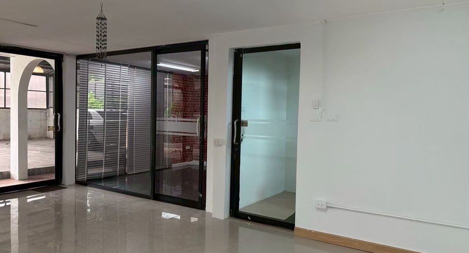 For rent 3 ベッドルーム townhouse in Lat Phrao, Bangkok