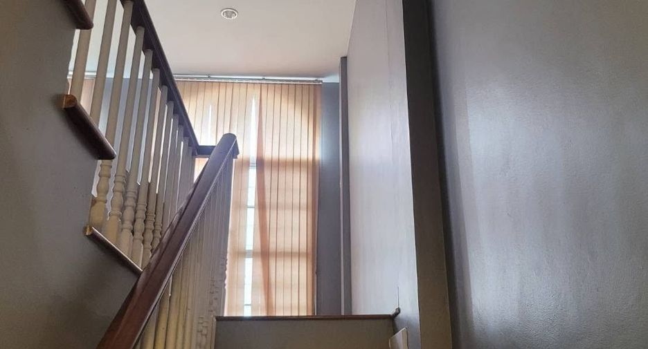 Casa adosada en venta de 3 habitaciones en Bang Kapi, Bangkok