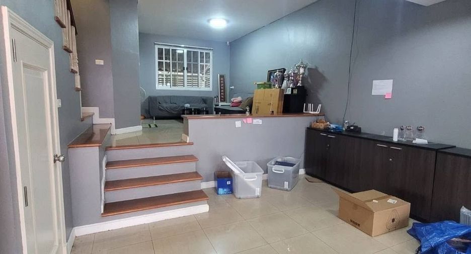 Casa adosada en venta de 3 habitaciones en Bang Kapi, Bangkok