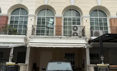 Casa adosada en venta de 3 habitaciones en Bang Kapi, Bangkok