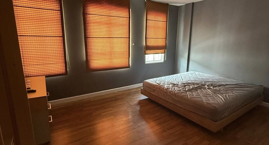 Casa adosada en venta de 3 habitaciones en Bang Kapi, Bangkok