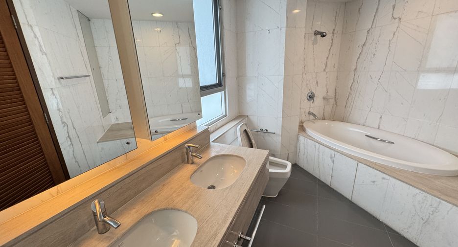 For rent 3 bedrooms apartment in Watthana, Bangkok