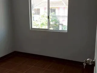 Casa adosada en venta de 3 habitaciones en Phra Samut Chedi, Samut Prakan