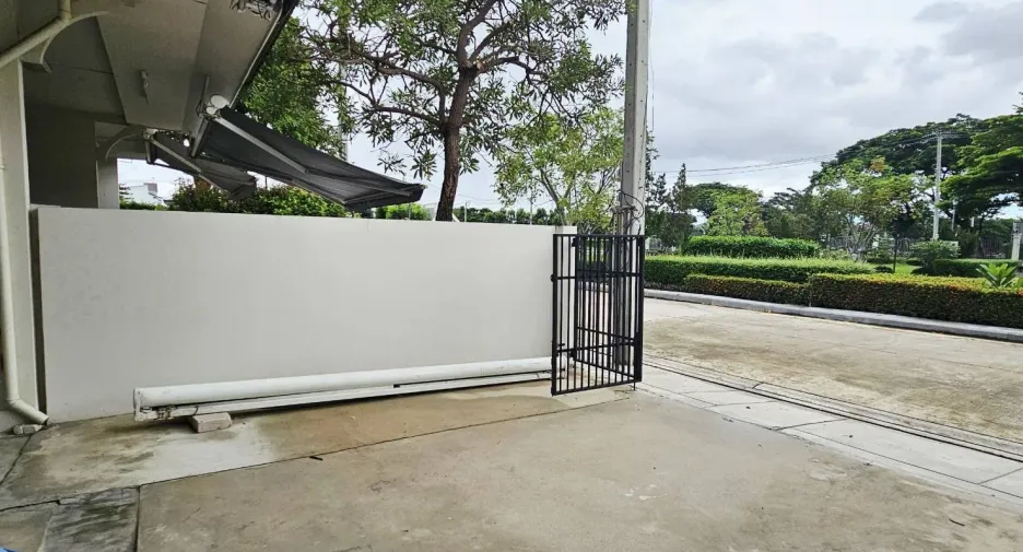 For rent 2 ベッドルーム townhouse in Bang Phli, Samut Prakan