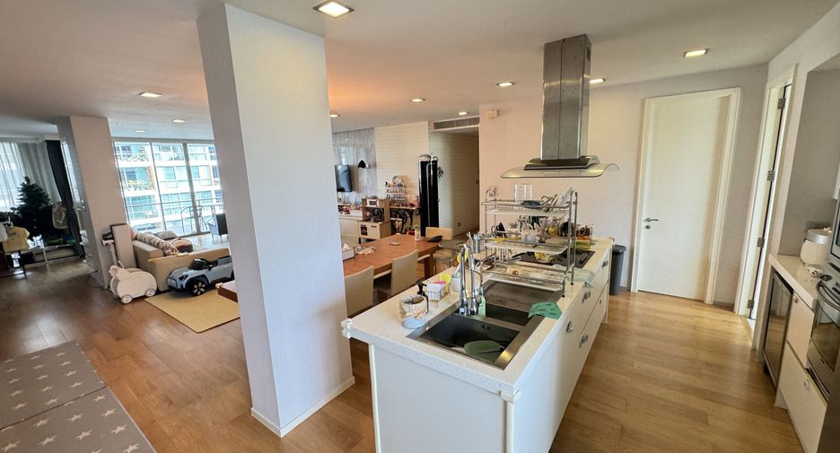 For rent 2 bedrooms condo in Khlong Toei, Bangkok