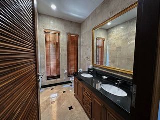 Villa en venta y en alquiler de 5 habitaciones en Na Jomtien, Pattaya