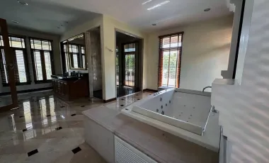 Villa en venta y en alquiler de 5 habitaciones en Sattahip, Chonburi
