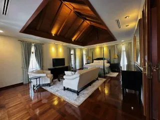 Villa en venta y en alquiler de 5 habitaciones en Na Jomtien, Pattaya