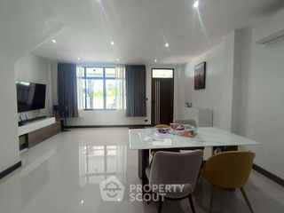 À vendre 3 chambres maison de ville à Bang Lamung, Chonburi