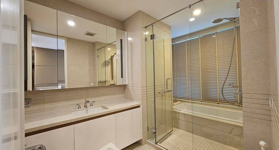 For rent 2 bedrooms condo in Pathum Wan, Bangkok