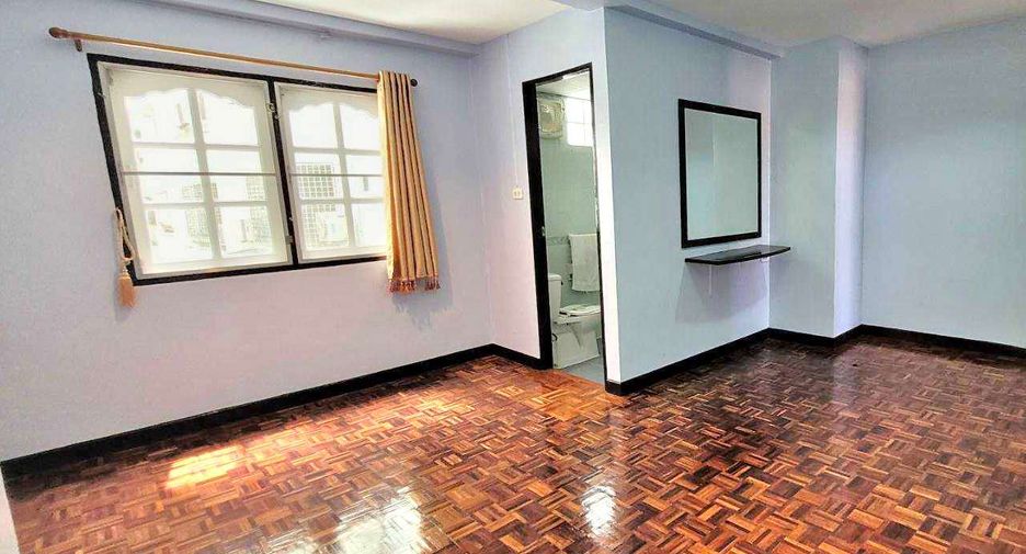 For rent 4 bedrooms townhouse in Khlong Toei, Bangkok