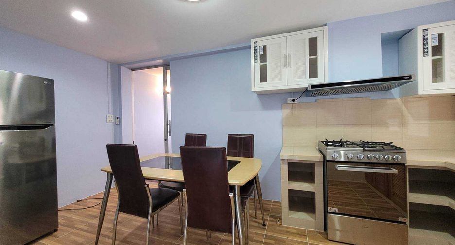 For rent 4 ベッドルーム townhouse in Khlong Toei, Bangkok