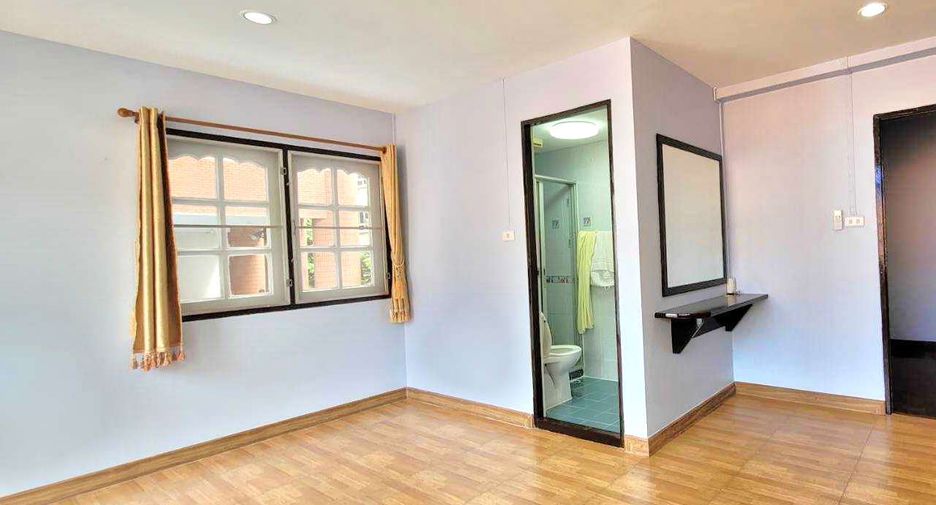 For rent 4 bedrooms townhouse in Khlong Toei, Bangkok