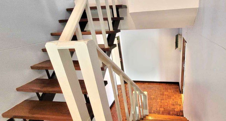 For rent 4 bedrooms townhouse in Khlong Toei, Bangkok