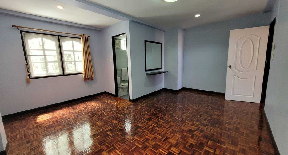 For rent 4 ベッドルーム townhouse in Khlong Toei, Bangkok