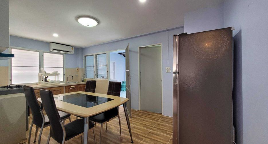For rent 4 ベッドルーム townhouse in Khlong Toei, Bangkok