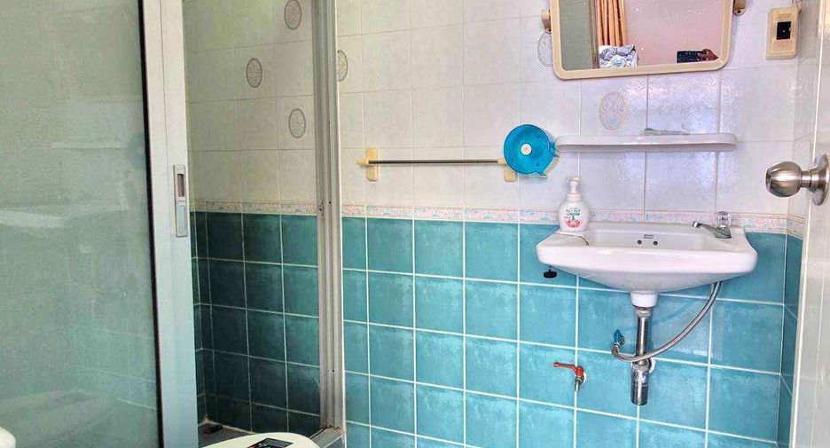 For rent 4 bedrooms townhouse in Khlong Toei, Bangkok