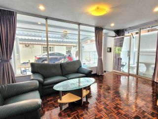出租 4 卧室 联排别墅 在 Khlong Toei, 曼谷