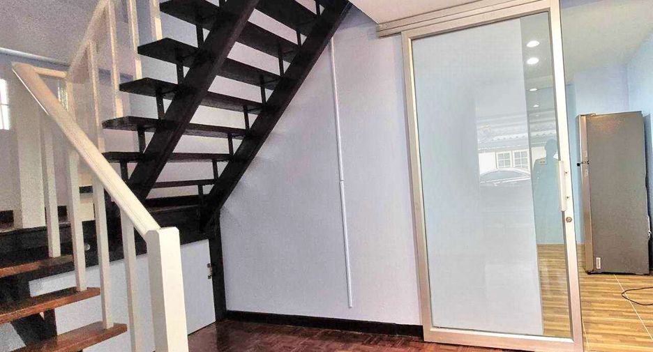 For rent 4 bedrooms townhouse in Khlong Toei, Bangkok